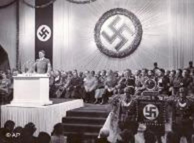 Hitler gest emergency powers