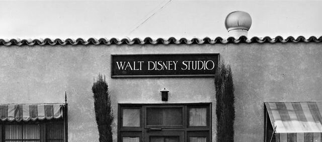 1927 - Charles Mintz contracts Walt Disney