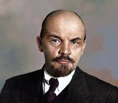 Stalin sucede a Lenin en la URSS.