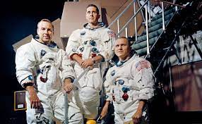 Primera misión tripulada en salir de órbita terrestre: Apolo 8