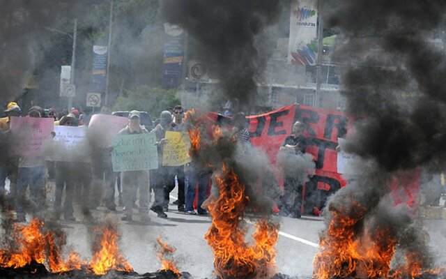 El FNRP es reprimido por Micheletti