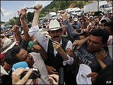 Mel trata de entrar a Honduras por Nicaragua