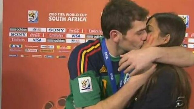 Beso de Iker casillas y Sara Carbonero