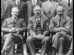 Francis William Aston, descubridor los isótopos.