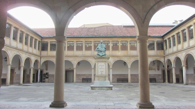 Se matricula en la Universidad.