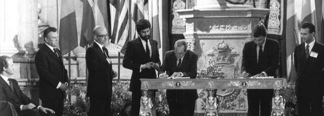 España ingresa en la Unión Europea.