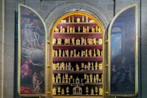 Activo comercio de reliquias sanadoras.