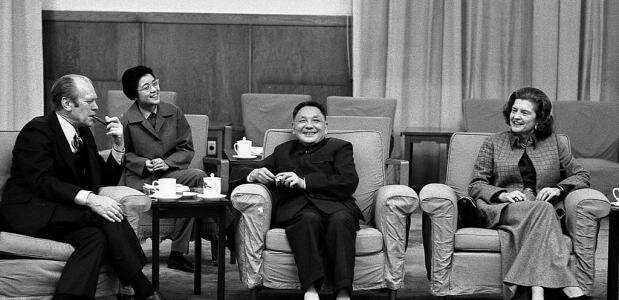 Deng Xiaoping voert Vier Moderniseringen in