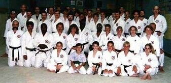 Un grupo de peruanos se toman la ciudad de Leticia. El gobierno declara la guerra al Perú.