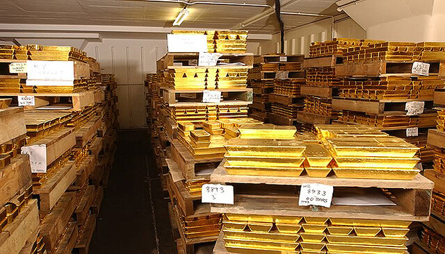 EL BANCO DE INGLATERRA ADOPTA EL ESTANDAR ORO