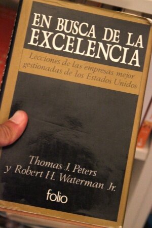 Pfeffer Robert H. Waterman, ( 1982). Los 8 principios de las empresas