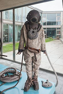 Primer traje impermeable