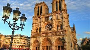 Inicio de la construcción de Notre- Dame