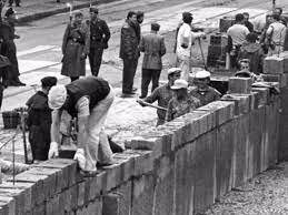 Construyen el muro de Berlin