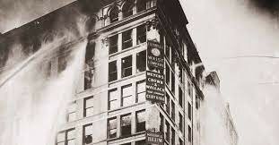 Dones de la fabrica Triangle en new york organitzen un sindicat que es  rebutjat. Aquest fet probocara moltes manifestacions massives a favor dels drets de les dones.