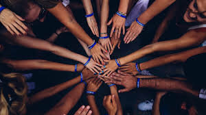 Argyris y Schon (1978). Conciben el aprendizaje organizacional como un proceso que transciende el espacio de la mente individual.