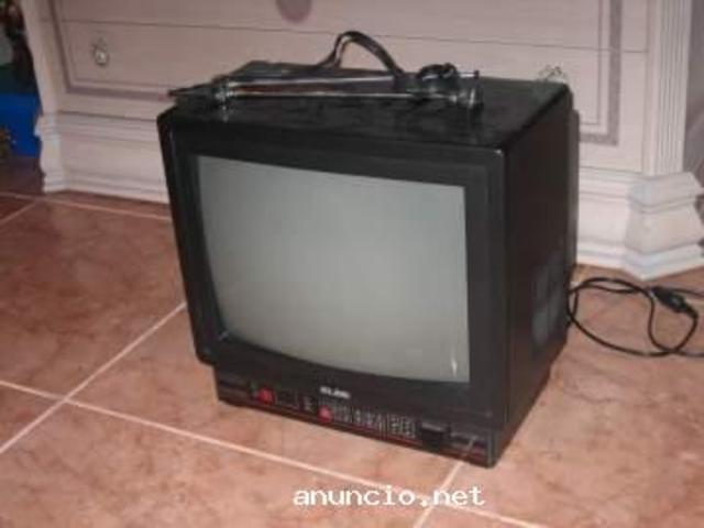 Esta fue la primera y última televisión que tuve en mi habitación cuando vivía con mis padres. Recuerdo que fue regalo de "Reyes Magos" de parte de mis abuelos.