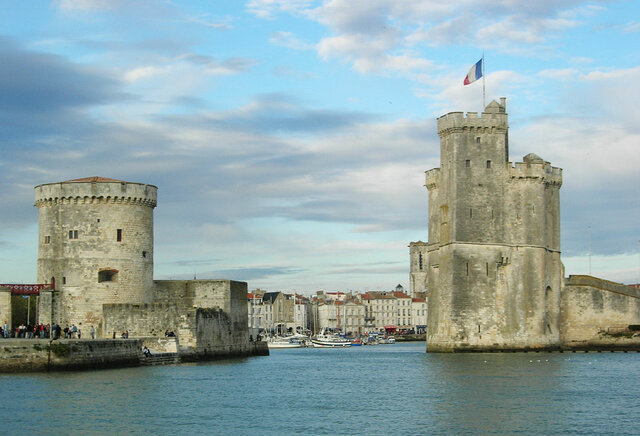 Richelieu ordina di abbattere La Rochelle (la fortezza principale degli ugonotti)