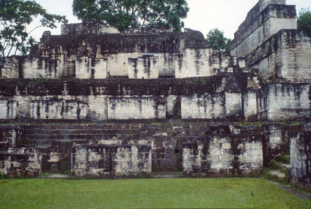 Contacto primero con Teotihuacan y Tikal