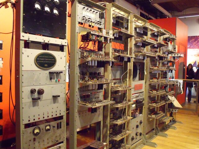 LA COMPUTADORA DEL PROGRAMA ALMACENADO