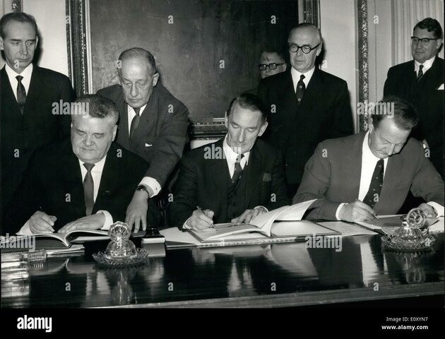 Firma en Londres del tratado anglo-sovietico de ayuda mutua por 20 años