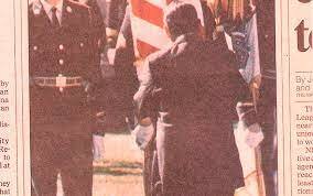 Presidente de El Salvador besa bandera estadounidense