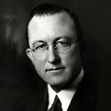 • En 1935, James O. McKinsey sentó las bases de lo que denominó "auditoría administrativa" evaluación de una empresa en todos sus aspectos, a la luz de su ambiente presente y futuro probable".