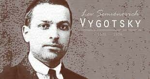 1962 LEV VYGOTSKY: El desarrollo y su relación con el origen social de los procesos mentales.