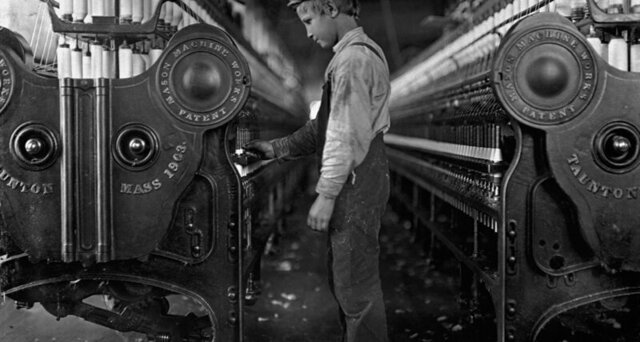 Primera ley que restringe el trabajo infantil.