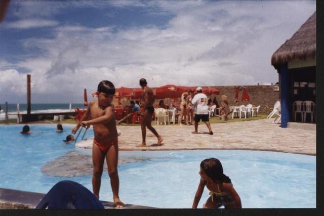 Teniendo en la piscina en BUZIOS.
