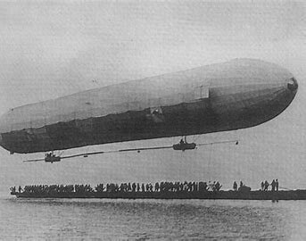 Vol d'un dirigeable LZ 1 au-dessus du lac de Constance