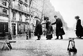 Comienza la inundación de la ciudad de París (Francia).