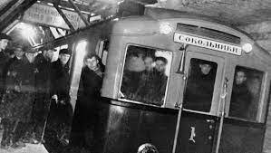 En Moscú se inaugura la primera línea del metro.