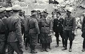 En Austria, los nazis alemanes inauguran el campo de concentración de Mauthausen.