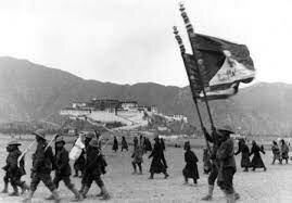 China invade el Tíbet.