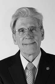 FRENK DELIMITA UN CAMPO CIENTIFICO