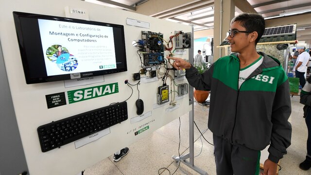 Amplia o alcance para quase todo território nacional e começa a buscar no exterior formação para seus técnicos. Torna-se referência em instituições estrangeiras da América Latina, como Venezuela, Chile, Argentina e Peru.