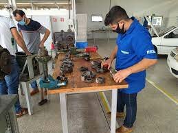 Cria os Centros de Treinamento e das Unidades Móveis, com o objetivo de preparar mão de obra e oferecer serviços tecnológicos às empresas.