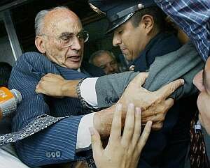 Expresidente Luis Echeverría evade el arresto