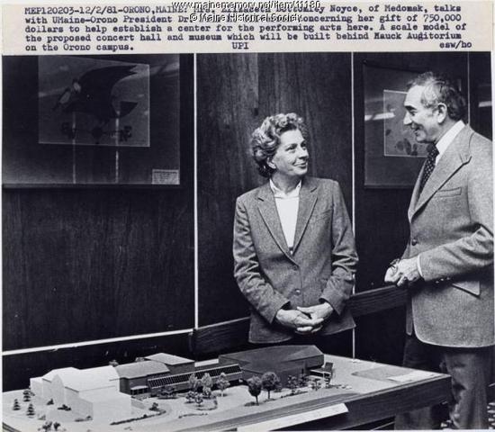 Robert Noyce marries Elizath Bottomley