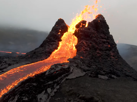 Vulcão entra em erupção no Japão