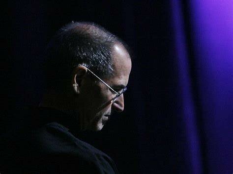 Jobs renuncia como presidente