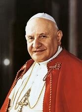 El Papa Juan XXII prohibió la práctica de la Alquimia por completo