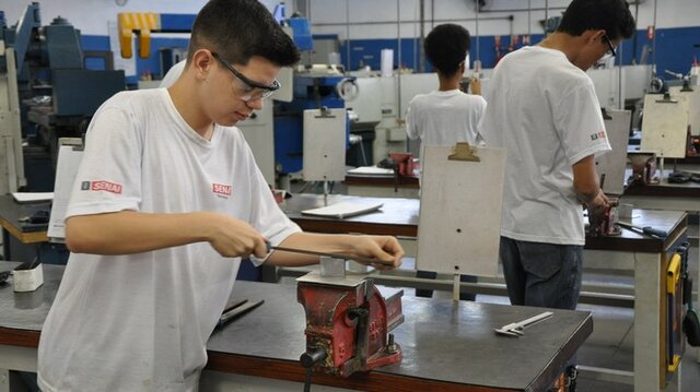 (SENAI) Quais são as áreas em que o SENAI atua?