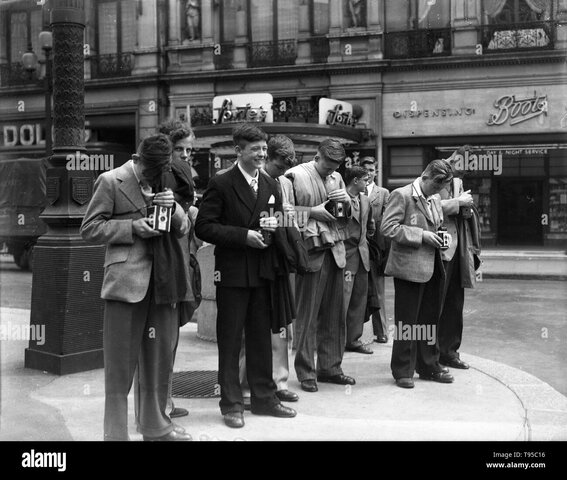 FORMACIÓN DE GRUPOS DE JÓVENES OBREROS EN LA CALLE