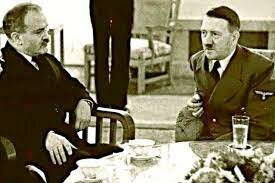 La Alemania nazi y la Unión Soviética firman un acuerdo de no agresión