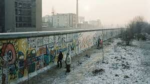 berlin wall goes up