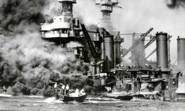 Japón bombardea la base naval de Pearl Harbour