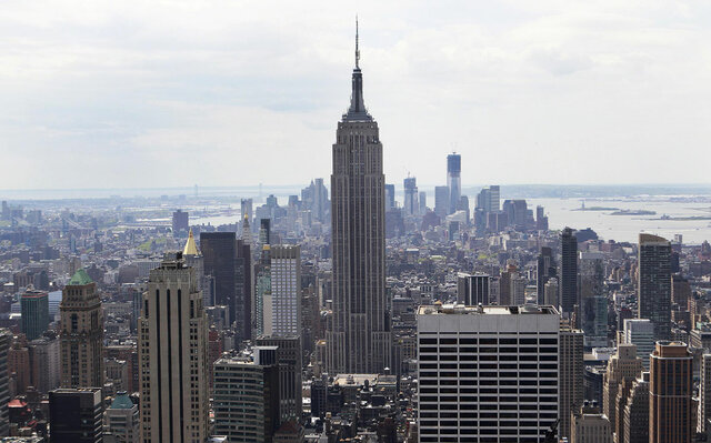 En Nueva York, el presidente Herbert Hoover inaugura el Empire State Building.