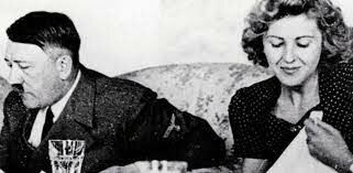 Hitler y Eva Braun se suicidan en Berlín